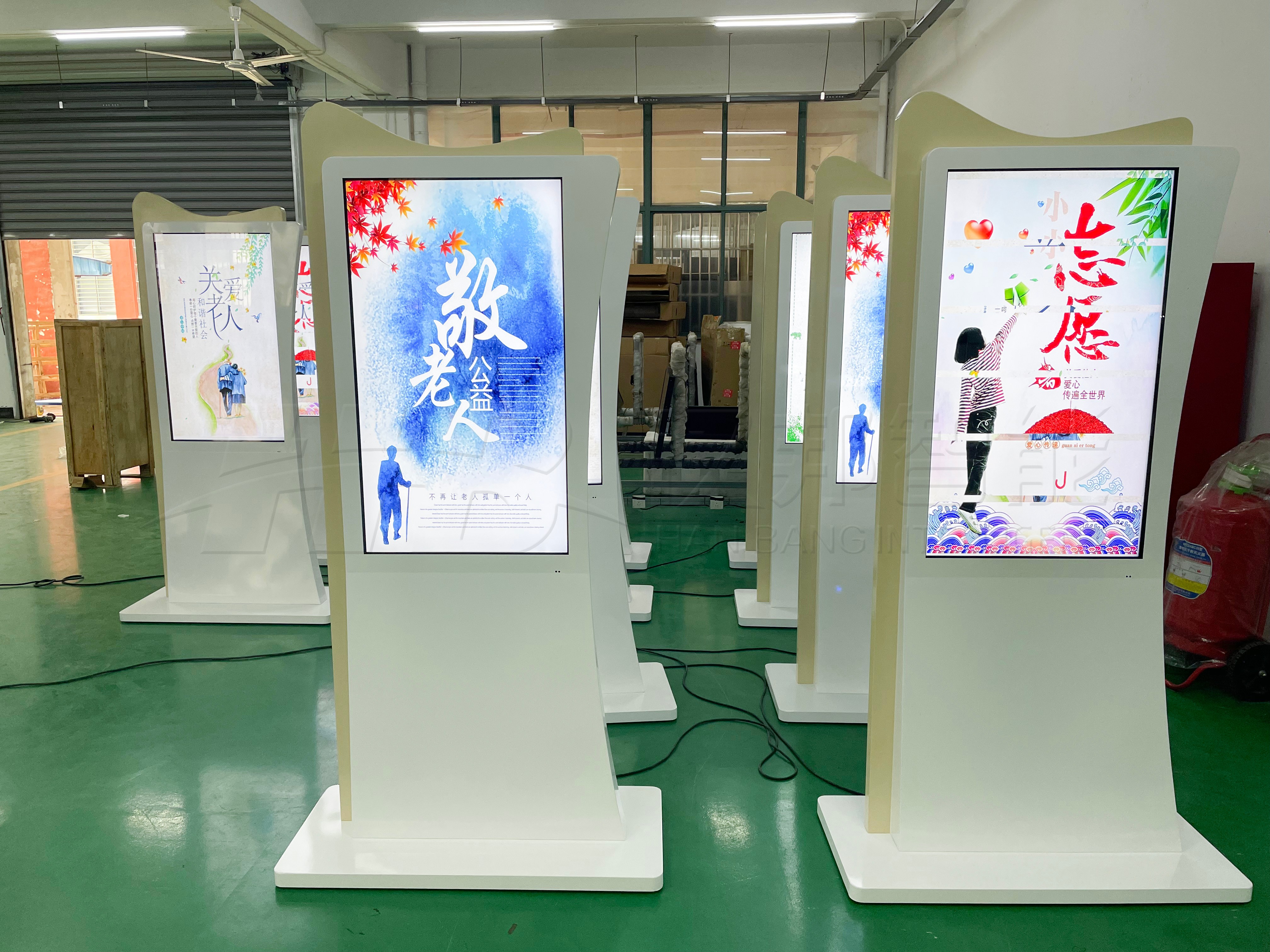 43寸党建广告机 车间调试图 (1).jpg